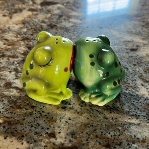 Westland Salt and Pepper Shakers, 🐸❤️